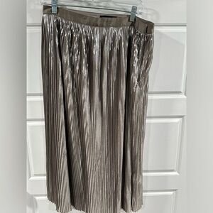 Banana Republic Gold pleated midi skirt. Size 10. Tags attached